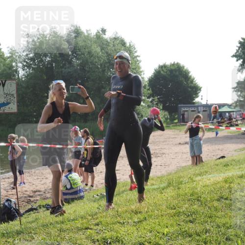 15.06.2025 - 27. Vierlanden-Triathlon KatJ http://msf.ph/oto/7987406 15.06.2025 09:03:13 Schwimmen 219, 248 meine-sportfotos.de
