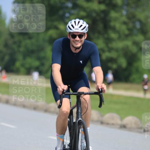 21.06.2025 - 27. Vierlanden-Triathlon H.Heesch http://msf.ph/oto/7987420 15.06.2025 11:37:31 Radfahren 90, 686, 727 meine-sportfotos.de