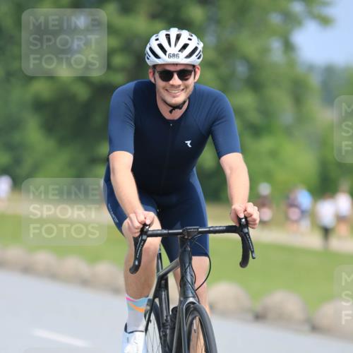 21.06.2025 - 27. Vierlanden-Triathlon H.Heesch http://msf.ph/oto/7987428 15.06.2025 11:37:31 Radfahren 90, 686, 727 meine-sportfotos.de