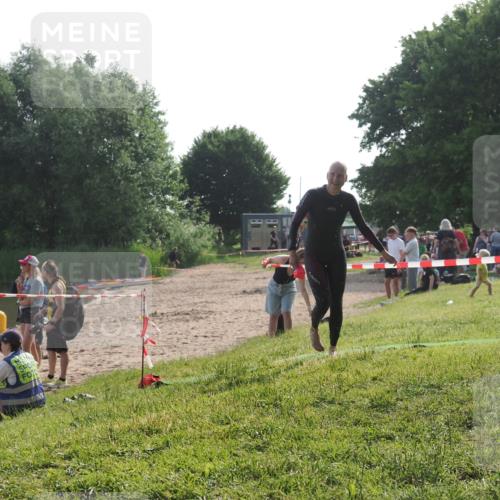 15.06.2025 - 27. Vierlanden-Triathlon KatJ http://msf.ph/oto/7987429 15.06.2025 09:03:15 Schwimmen 219, 248 meine-sportfotos.de