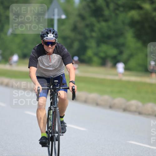 21.06.2025 - 27. Vierlanden-Triathlon H.Heesch http://msf.ph/oto/7987440 15.06.2025 11:37:34 Radfahren 90, 686, 727 meine-sportfotos.de