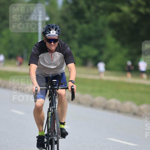 21.06.2025 - 27. Vierlanden-Triathlon H.Heesch http://msf.ph/oto/7987443 15.06.2025 11:37:34 Radfahren 90, 686, 727 meine-sportfotos.de