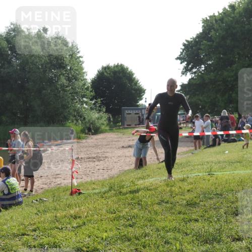15.06.2025 - 27. Vierlanden-Triathlon KatJ http://msf.ph/oto/7987451 15.06.2025 09:03:15 Schwimmen 219, 248 meine-sportfotos.de