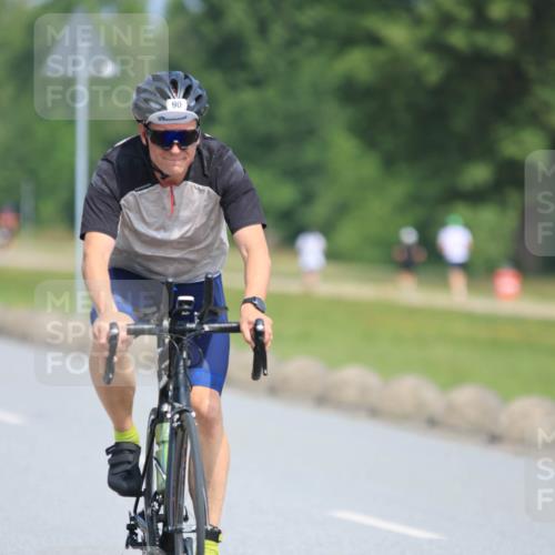 21.06.2025 - 27. Vierlanden-Triathlon H.Heesch http://msf.ph/oto/7987452 15.06.2025 11:37:34 Radfahren 90, 686, 727 meine-sportfotos.de