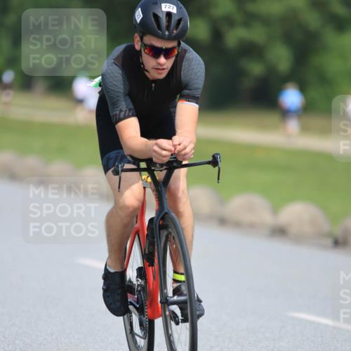 21.06.2025 - 27. Vierlanden-Triathlon H.Heesch http://msf.ph/oto/7987455 15.06.2025 11:37:38 Radfahren 90, 683, 727 meine-sportfotos.de