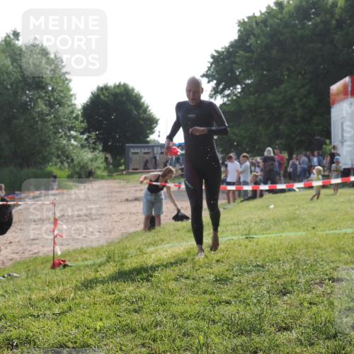 15.06.2025 - 27. Vierlanden-Triathlon KatJ http://msf.ph/oto/7987463 15.06.2025 09:03:16 Schwimmen 219, 248 meine-sportfotos.de