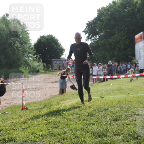 15.06.2025 - 27. Vierlanden-Triathlon KatJ http://msf.ph/oto/7987473 15.06.2025 09:03:16 Schwimmen 219, 248 meine-sportfotos.de