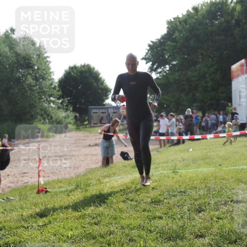 15.06.2025 - 27. Vierlanden-Triathlon KatJ http://msf.ph/oto/7987487 15.06.2025 09:03:16 Schwimmen 219, 248 meine-sportfotos.de