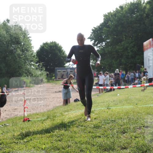 15.06.2025 - 27. Vierlanden-Triathlon KatJ http://msf.ph/oto/7987503 15.06.2025 09:03:16 Schwimmen 219, 248 meine-sportfotos.de