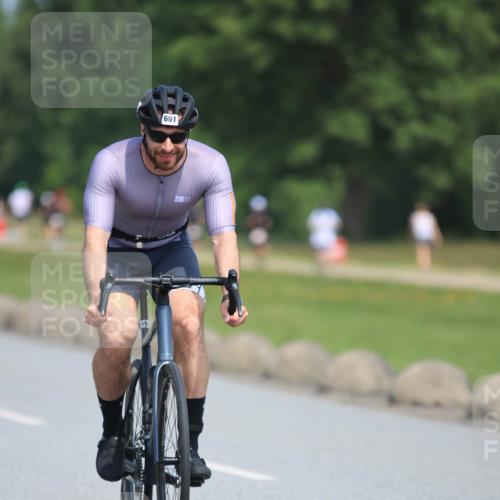 21.06.2025 - 27. Vierlanden-Triathlon H.Heesch http://msf.ph/oto/7987512 15.06.2025 11:37:49 Radfahren 691, 759, 854, 900 meine-sportfotos.de