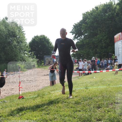 15.06.2025 - 27. Vierlanden-Triathlon KatJ http://msf.ph/oto/7987519 15.06.2025 09:03:16 Schwimmen 219, 248 meine-sportfotos.de