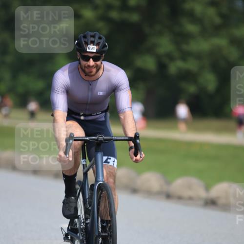 21.06.2025 - 27. Vierlanden-Triathlon H.Heesch http://msf.ph/oto/7987526 15.06.2025 11:37:49 Radfahren 691, 759, 854, 900 meine-sportfotos.de