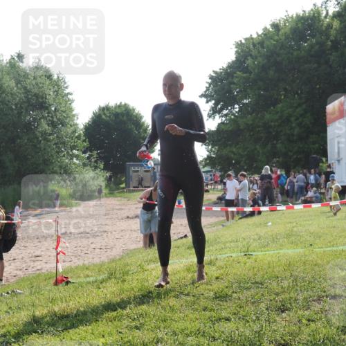 15.06.2025 - 27. Vierlanden-Triathlon KatJ http://msf.ph/oto/7987533 15.06.2025 09:03:16 Schwimmen 219, 248 meine-sportfotos.de