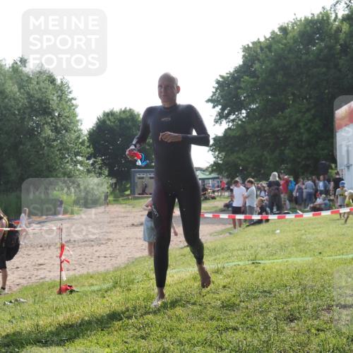 15.06.2025 - 27. Vierlanden-Triathlon KatJ http://msf.ph/oto/7987549 15.06.2025 09:03:16 Schwimmen 219, 248 meine-sportfotos.de