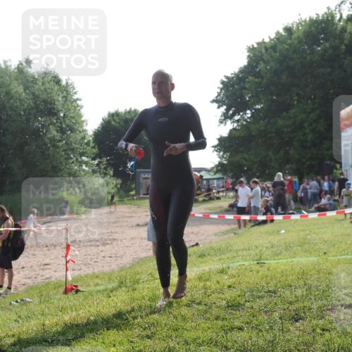 15.06.2025 - 27. Vierlanden-Triathlon KatJ http://msf.ph/oto/7987559 15.06.2025 09:03:16 Schwimmen 219, 248 meine-sportfotos.de