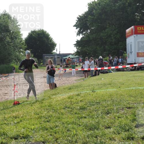15.06.2025 - 27. Vierlanden-Triathlon KatJ http://msf.ph/oto/7987589 15.06.2025 09:03:23 Schwimmen 220, 248 meine-sportfotos.de
