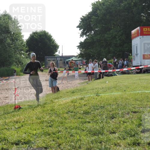 15.06.2025 - 27. Vierlanden-Triathlon KatJ http://msf.ph/oto/7987597 15.06.2025 09:03:23 Schwimmen 220, 248 meine-sportfotos.de