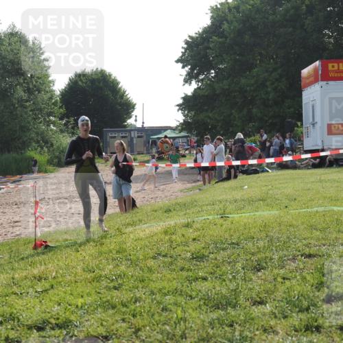 15.06.2025 - 27. Vierlanden-Triathlon KatJ http://msf.ph/oto/7987607 15.06.2025 09:03:23 Schwimmen 220, 248 meine-sportfotos.de