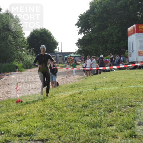 15.06.2025 - 27. Vierlanden-Triathlon KatJ http://msf.ph/oto/7987624 15.06.2025 09:03:23 Schwimmen 220, 248 meine-sportfotos.de