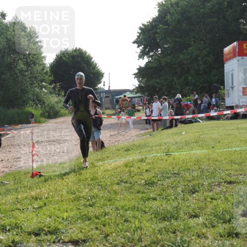 15.06.2025 - 27. Vierlanden-Triathlon KatJ http://msf.ph/oto/7987637 15.06.2025 09:03:23 Schwimmen 220, 248 meine-sportfotos.de