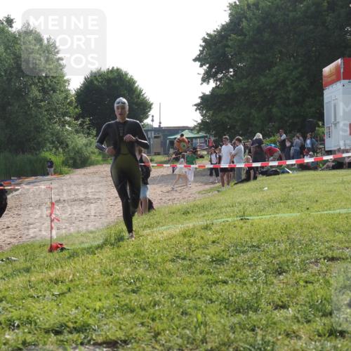 15.06.2025 - 27. Vierlanden-Triathlon KatJ http://msf.ph/oto/7987649 15.06.2025 09:03:23 Schwimmen 220, 248 meine-sportfotos.de