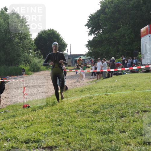 15.06.2025 - 27. Vierlanden-Triathlon KatJ http://msf.ph/oto/7987659 15.06.2025 09:03:23 Schwimmen 220, 248 meine-sportfotos.de