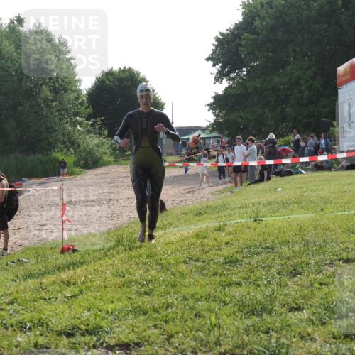 15.06.2025 - 27. Vierlanden-Triathlon KatJ http://msf.ph/oto/7987671 15.06.2025 09:03:24 Schwimmen 220 meine-sportfotos.de