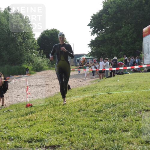 15.06.2025 - 27. Vierlanden-Triathlon KatJ http://msf.ph/oto/7987679 15.06.2025 09:03:24 Schwimmen 220 meine-sportfotos.de