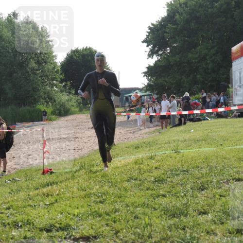15.06.2025 - 27. Vierlanden-Triathlon KatJ http://msf.ph/oto/7987685 15.06.2025 09:03:24 Schwimmen 220 meine-sportfotos.de