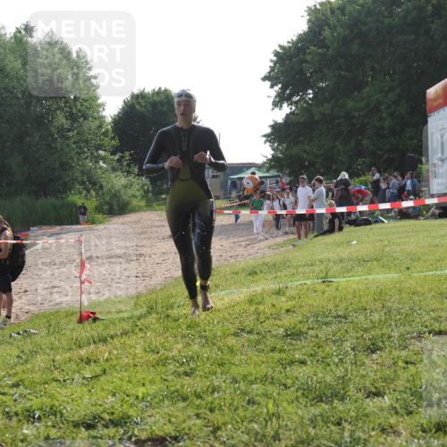 15.06.2025 - 27. Vierlanden-Triathlon KatJ http://msf.ph/oto/7987691 15.06.2025 09:03:24 Schwimmen 220 meine-sportfotos.de
