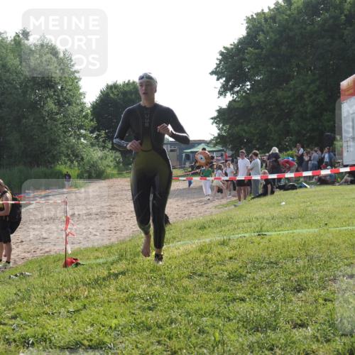 15.06.2025 - 27. Vierlanden-Triathlon KatJ http://msf.ph/oto/7987706 15.06.2025 09:03:24 Schwimmen 220 meine-sportfotos.de