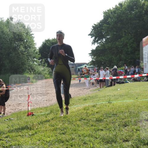 15.06.2025 - 27. Vierlanden-Triathlon KatJ http://msf.ph/oto/7987717 15.06.2025 09:03:25 Schwimmen 220 meine-sportfotos.de