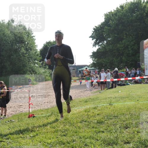 15.06.2025 - 27. Vierlanden-Triathlon KatJ http://msf.ph/oto/7987728 15.06.2025 09:03:25 Schwimmen 220 meine-sportfotos.de
