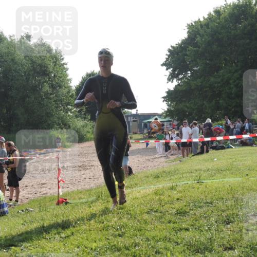 15.06.2025 - 27. Vierlanden-Triathlon KatJ http://msf.ph/oto/7987734 15.06.2025 09:03:25 Schwimmen 220 meine-sportfotos.de