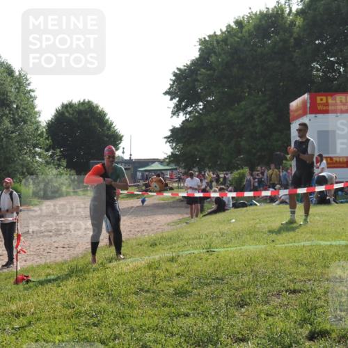 15.06.2025 - 27. Vierlanden-Triathlon KatJ http://msf.ph/oto/7987773 15.06.2025 09:04:43 Schwimmen 247 meine-sportfotos.de