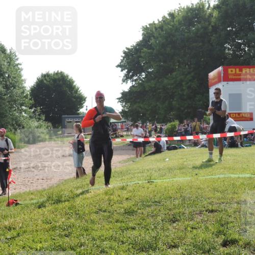 15.06.2025 - 27. Vierlanden-Triathlon KatJ http://msf.ph/oto/7987821 15.06.2025 09:04:44 Schwimmen 247 meine-sportfotos.de