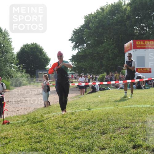 15.06.2025 - 27. Vierlanden-Triathlon KatJ http://msf.ph/oto/7987839 15.06.2025 09:04:44 Schwimmen 247 meine-sportfotos.de