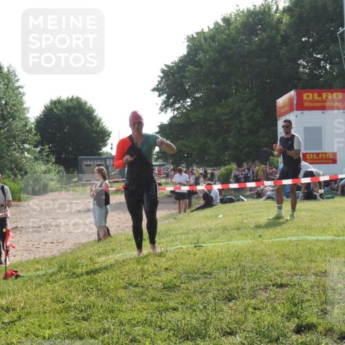 15.06.2025 - 27. Vierlanden-Triathlon KatJ http://msf.ph/oto/7987854 15.06.2025 09:04:45 Schwimmen 247 meine-sportfotos.de