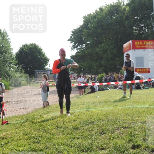 15.06.2025 - 27. Vierlanden-Triathlon KatJ http://msf.ph/oto/7987861 15.06.2025 09:04:45 Schwimmen 247 meine-sportfotos.de