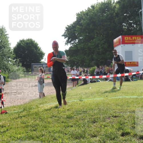 15.06.2025 - 27. Vierlanden-Triathlon KatJ http://msf.ph/oto/7987877 15.06.2025 09:04:45 Schwimmen 247 meine-sportfotos.de