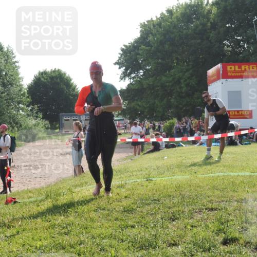 15.06.2025 - 27. Vierlanden-Triathlon KatJ http://msf.ph/oto/7987907 15.06.2025 09:04:46 Schwimmen 247 meine-sportfotos.de