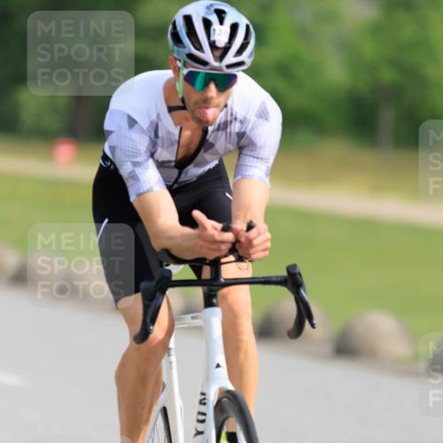 15.06.2025 - 27. Vierlanden-Triathlon H.Heesch http://msf.ph/oto/7987916 15.06.2025 09:18:54 Radfahren 59, 64, 138 meine-sportfotos.de