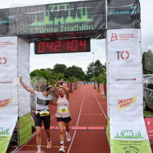 15.06.2025 - 7 Türme Triathlon Michael Strokosch http://msf.ph/oto/7987918 15.06.2025 14:21:03 Ziel 810, 811 meine-sportfotos.de