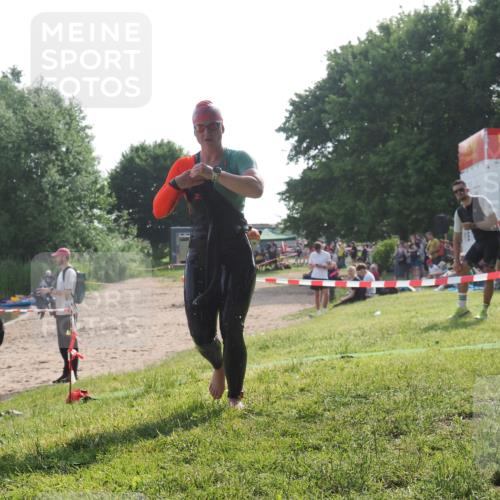 15.06.2025 - 27. Vierlanden-Triathlon KatJ http://msf.ph/oto/7987933 15.06.2025 09:04:46 Schwimmen 247 meine-sportfotos.de