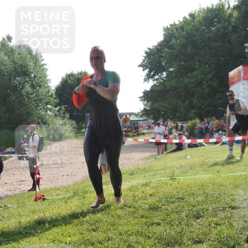 15.06.2025 - 27. Vierlanden-Triathlon KatJ http://msf.ph/oto/7987942 15.06.2025 09:04:46 Schwimmen 247 meine-sportfotos.de