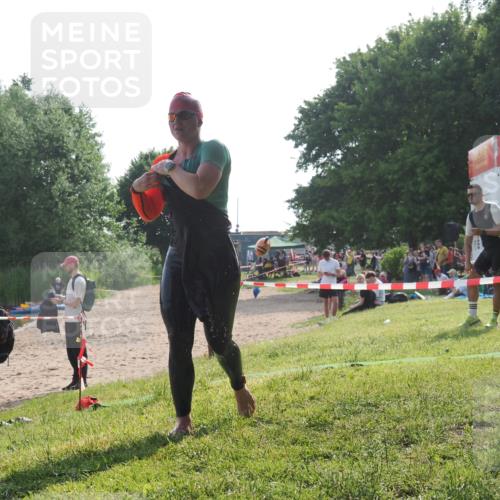 15.06.2025 - 27. Vierlanden-Triathlon KatJ http://msf.ph/oto/7987948 15.06.2025 09:04:47 Schwimmen 247 meine-sportfotos.de