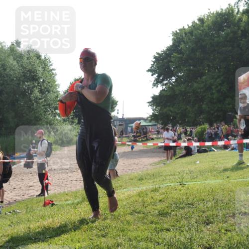 15.06.2025 - 27. Vierlanden-Triathlon KatJ http://msf.ph/oto/7987954 15.06.2025 09:04:47 Schwimmen 247 meine-sportfotos.de