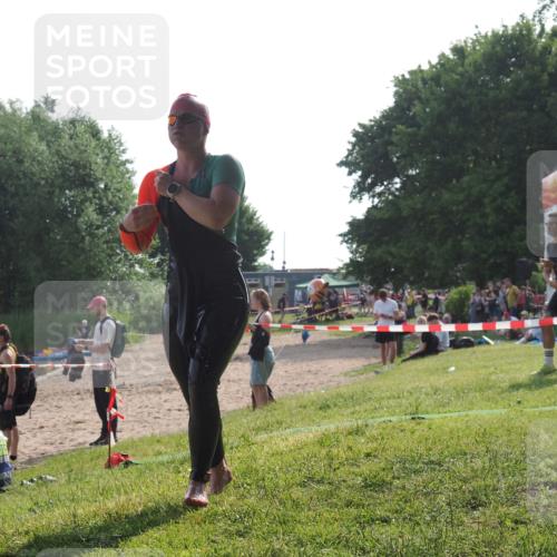 15.06.2025 - 27. Vierlanden-Triathlon KatJ http://msf.ph/oto/7987960 15.06.2025 09:04:47 Schwimmen 247 meine-sportfotos.de