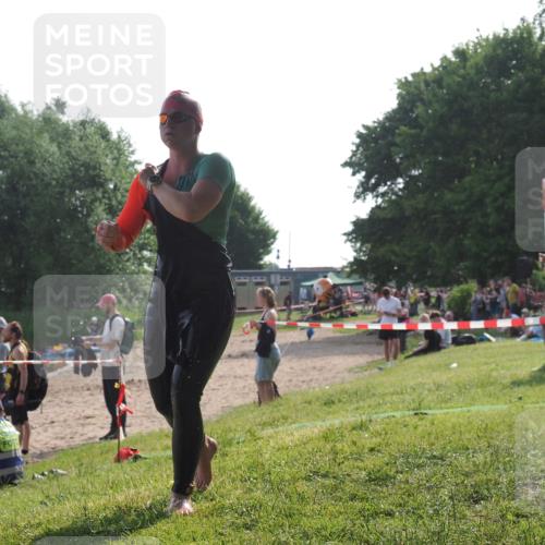 15.06.2025 - 27. Vierlanden-Triathlon KatJ http://msf.ph/oto/7987962 15.06.2025 09:04:47 Schwimmen 247 meine-sportfotos.de