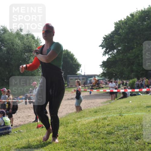 15.06.2025 - 27. Vierlanden-Triathlon KatJ http://msf.ph/oto/7987969 15.06.2025 09:04:47 Schwimmen 247 meine-sportfotos.de